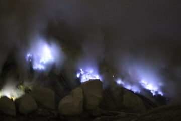 ijen-blue-flames-banyuwangi